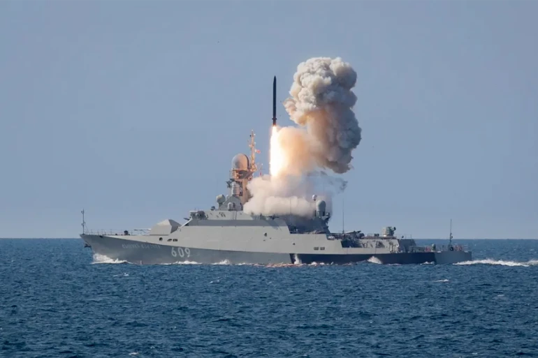 俄黑海艦隊艦艇發射「口徑」巡航導彈。 圖:翻攝自樞密院十號 俄黑海艦隊艦艇發射「口徑」巡航導彈。 圖:翻攝自樞密院十號