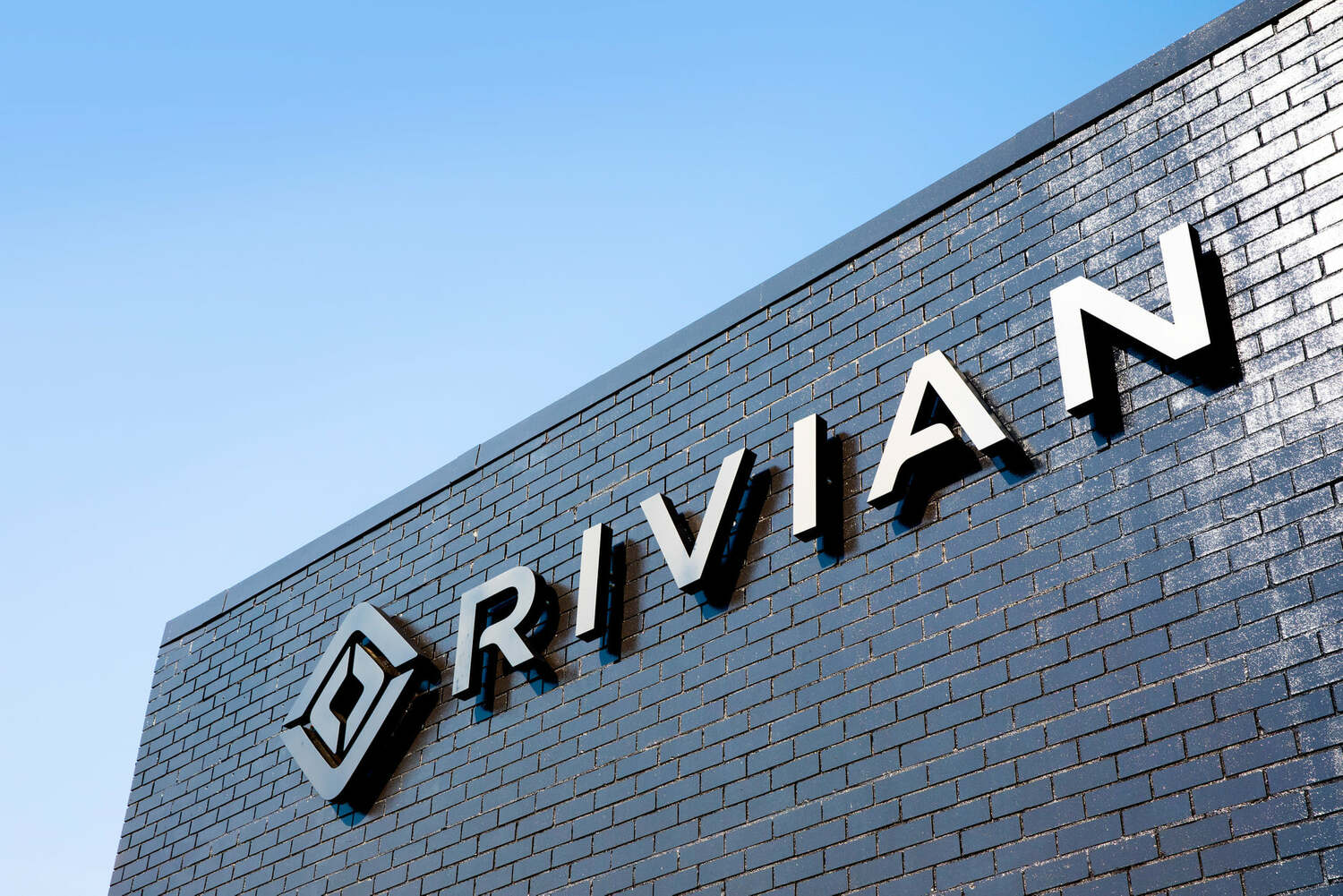 電車公司Rivian再度召回車輛維修，股價大跌。   圖：翻攝自Rivian臉書