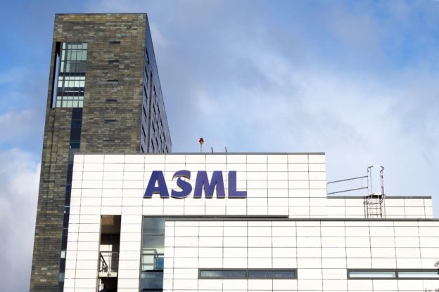 先進半導體設備製造商艾司摩爾（ASML）近日下令，根據拜登政府的新規範，公司內部的美國員工將停止為中國客戶提供服務。   圖：翻攝自艾司摩爾官網