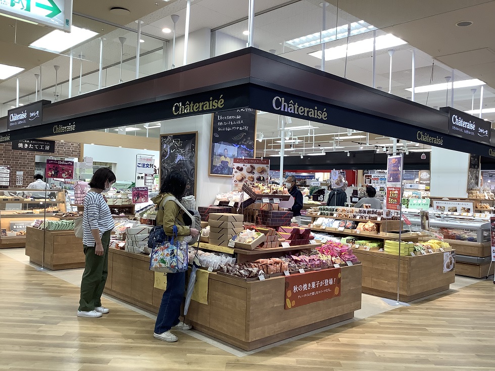Chateraise現在有700多家店鋪，週末及假日時大排長龍   圖:劉黎兒/攝