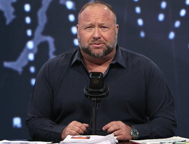 美國知名右翼陰謀論主播亞歷克斯·瓊斯(Alex Jones)宣稱撒旦教徒控制了全球的政商大權、911恐怖襲擊是政府偽造等,CNN稱瓊斯為美國的「陰謀論之王」。 圖 : 翻攝自Alex Jones直播節目Infowards 美國知名右翼陰謀論主播亞歷克斯·瓊斯(Alex Jones)宣稱撒旦教徒控制了全球的政商大權、911恐怖襲擊是政府偽造等,CNN稱瓊斯為美國的「陰謀論之王」。 圖 : 翻攝自Alex Jones直播節目Infowards