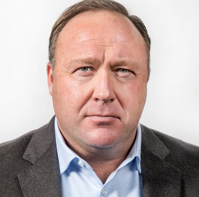 美國知名右翼陰謀論主播亞歷克斯·瓊斯(Alex Jones)。 圖 : 翻攝自維基百科 美國知名右翼陰謀論主播亞歷克斯·瓊斯(Alex Jones)。 圖 : 翻攝自維基百科