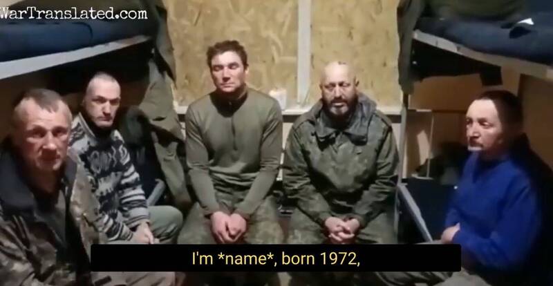 推特出現一段5名俄羅斯士兵主動走到烏克蘭檢查站投降，並在鏡頭前自白的影片。   圖：翻攝推特