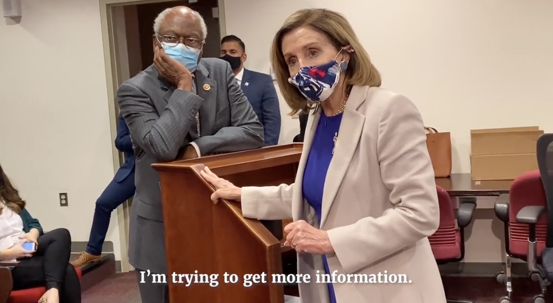 美國會大廈遇襲案影片曝光，眾議院議長裴洛西（Nancy Pelosi）不敢置信官員已需戴上防毒面具，以防川粉的攻擊。   圖：翻攝January 6th Committee推特