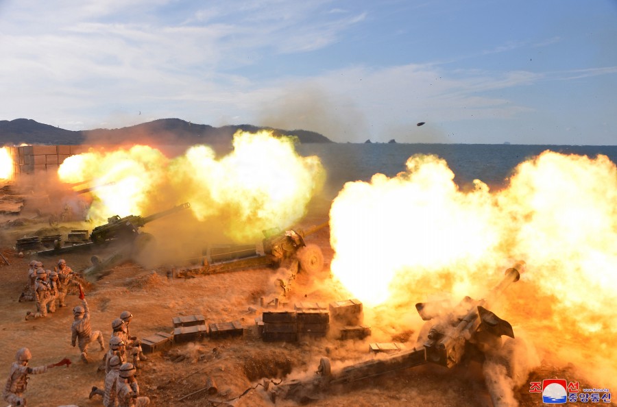 南韓自17日起舉行12天「護國軍演」，首次設定因應北韓核導彈攻擊挑釁狀況。圖為北韓對兩韓海上緩衝區狂轟濫射砲彈。   圖：翻攝朝中社(資料照片)
