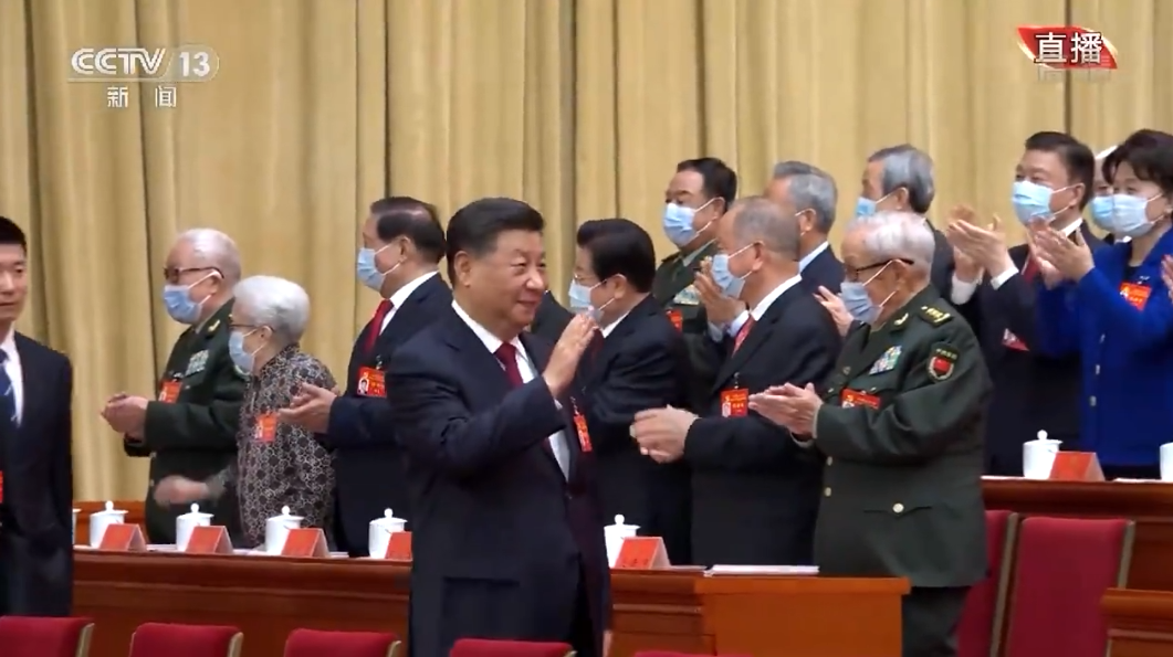 中共二十大今(16)日召開,習近平揮手微笑入場。 圖:翻攝自央視新聞 中共二十大今(16)日召開,習近平揮手微笑入場。 圖:翻攝自央視新聞