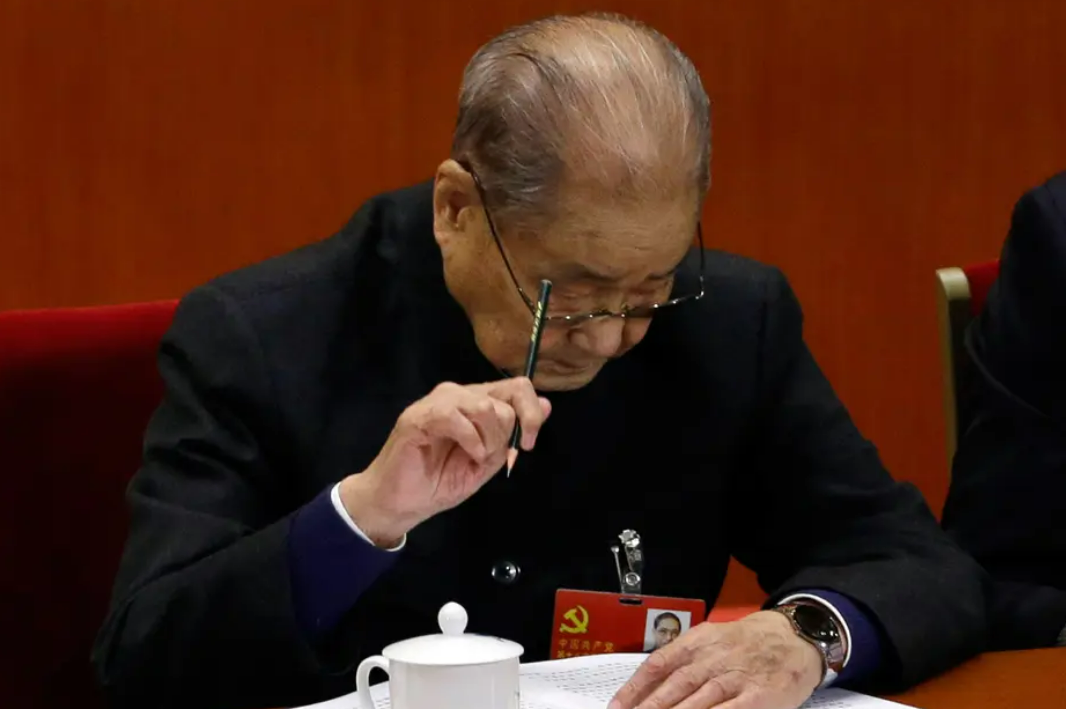 前中共中央政治局常委宋平就座於主席台第一排,看起來精神狀況良好。 圖: 翻攝自美東僑報微博 前中共中央政治局常委宋平就座於主席台第一排,看起來精神狀況良好。 圖: 翻攝自美東僑報微博
