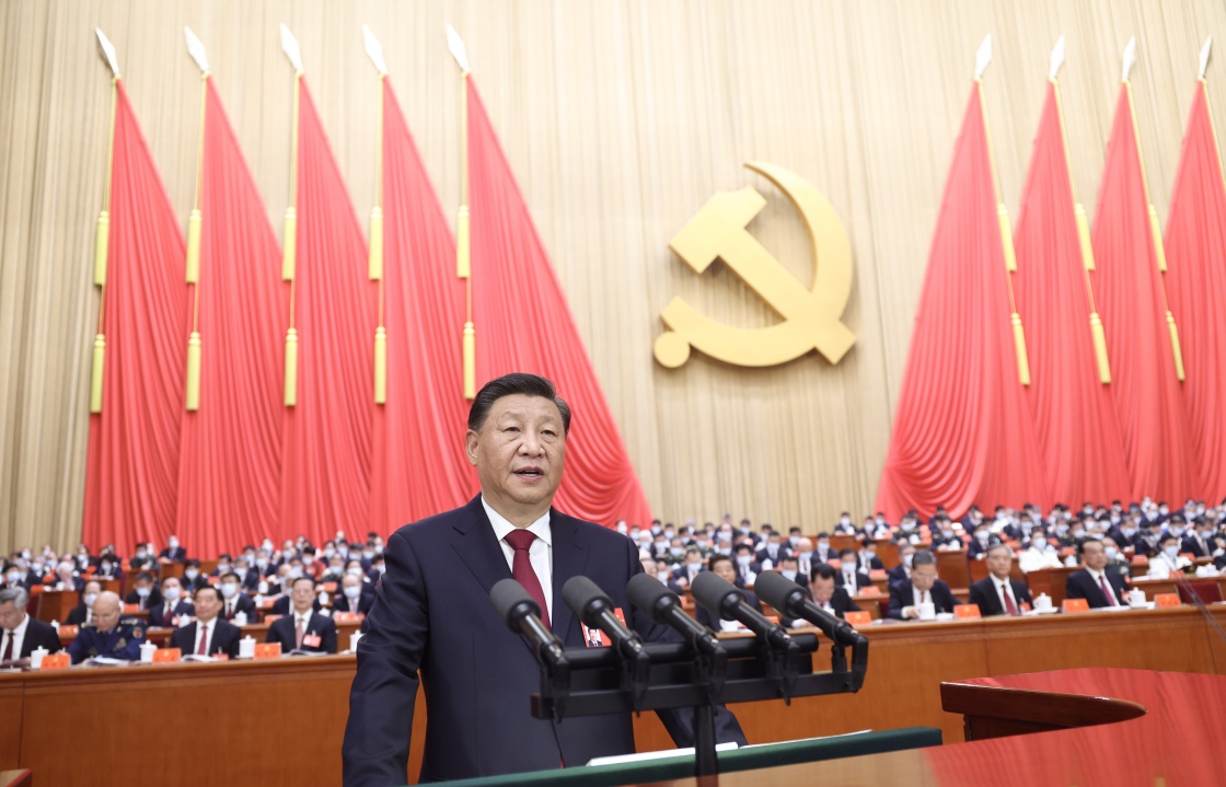 中國共產黨總書記習近平16日在二十大開幕式上發表講話期間，對台灣問題，再次強調不排除動武，也拒絕「外部勢力」干涉，並宣稱要加強軍事現代化。   圖：翻攝新華網