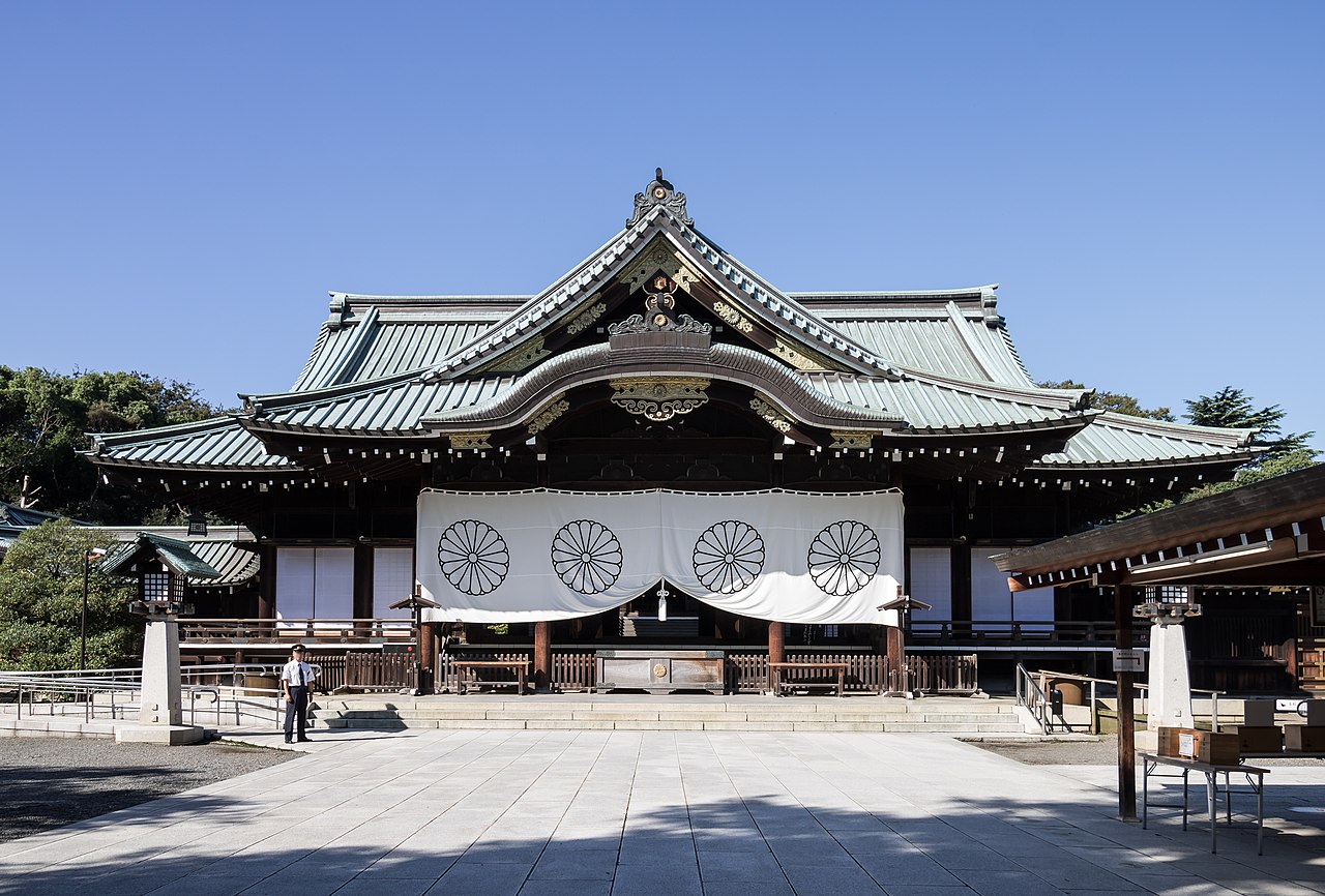 日本靖國神社秋季例行大祭，首相岸田文雄以「內閣總理大臣」名義供奉「真榊」供品。   圖：翻攝@newchinanet推特