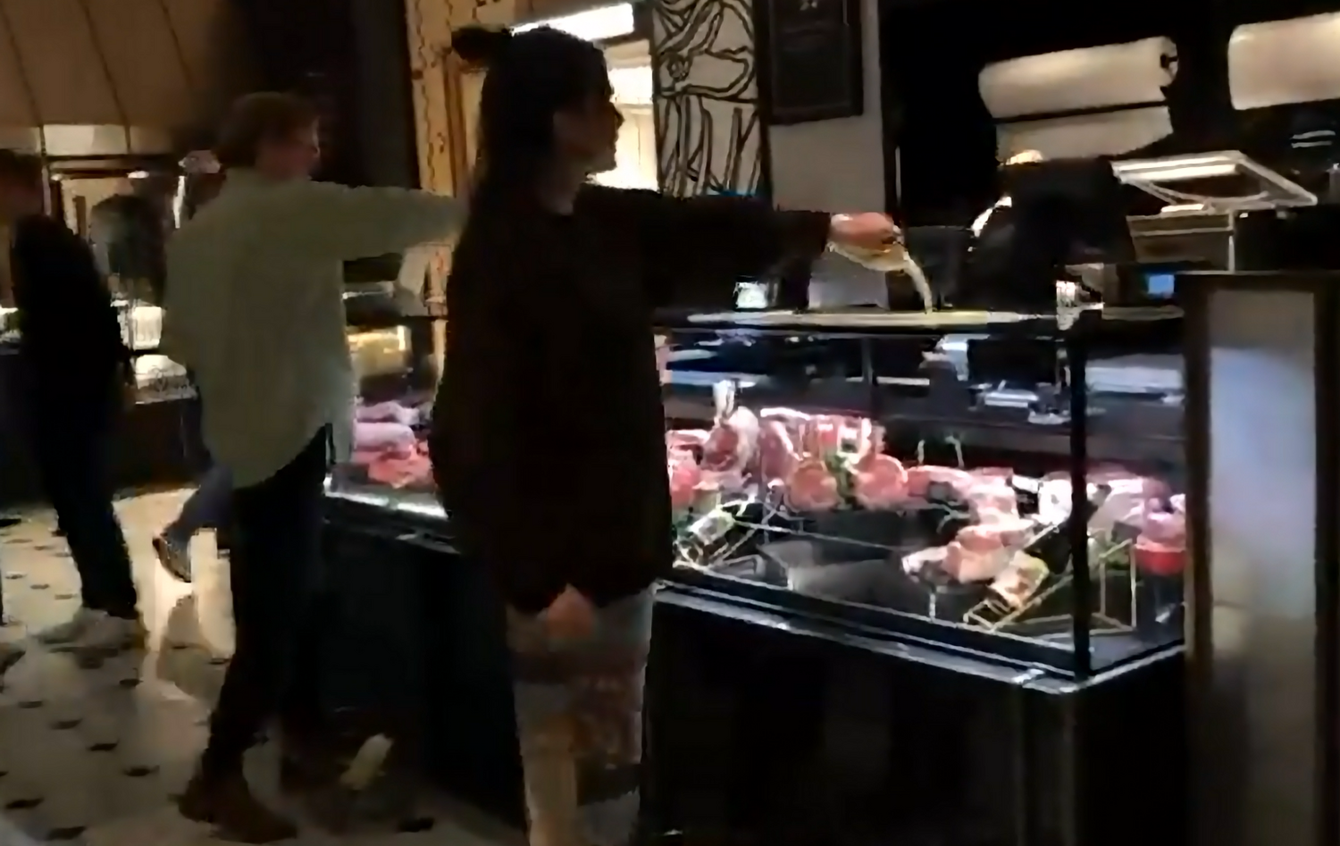 環團人士將牛奶倒在肉品展示櫃上,宣傳反肉食。 圖: 翻攝自動物顛覆推特 環團人士將牛奶倒在肉品展示櫃上,宣傳反肉食。 圖: 翻攝自動物顛覆推特