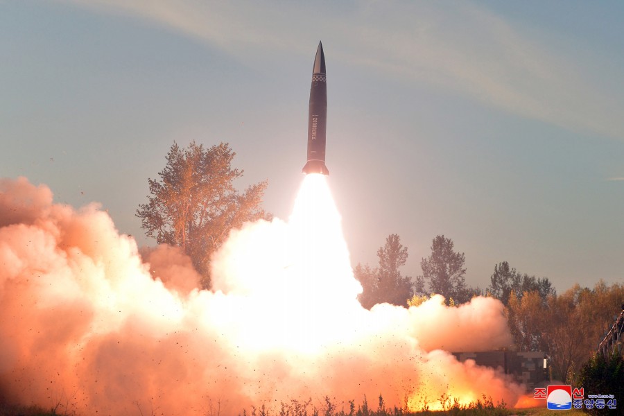 北韓先前連日射擊彈道導彈，挑釁南韓。圖為北韓官媒釋出導彈發射影像。   圖：翻攝朝中社(資料照片)