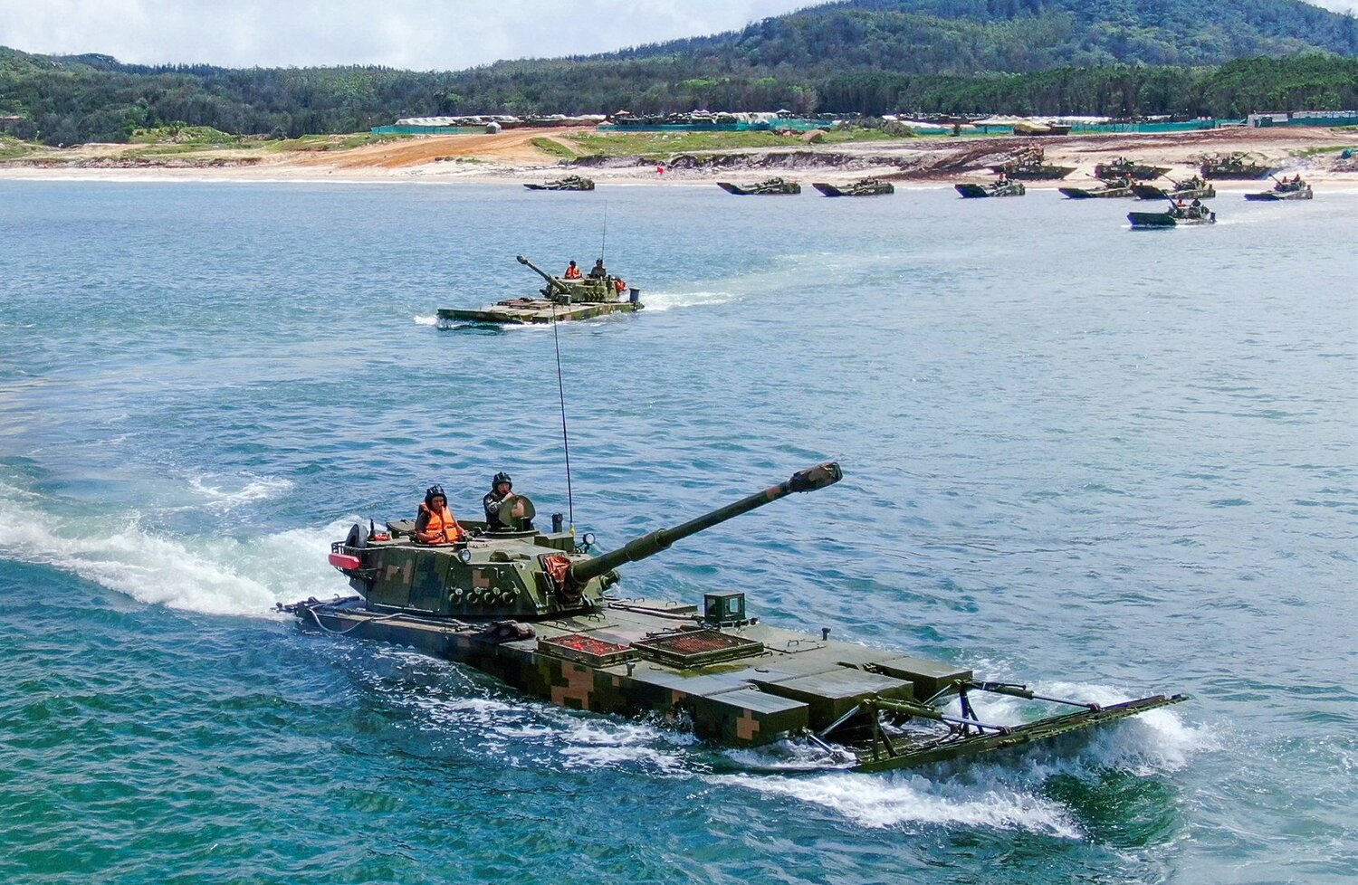 中國解放軍東部戰區進行兩棲裝甲步兵戰車海上作戰訓練演習。 圖：翻攝中國國防部官網