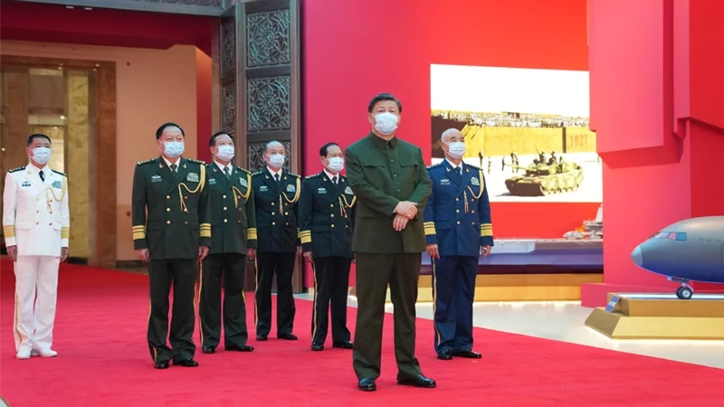 中共中央軍委6人中有4人已屆68歲，將在20大後離任。圖為2022年7月底，中共中央軍委成員在中國人民革命軍事博物館，參觀「領航強軍向復興—新時代國防和軍隊建設成就展」。   圖:翻攝自中國國防部