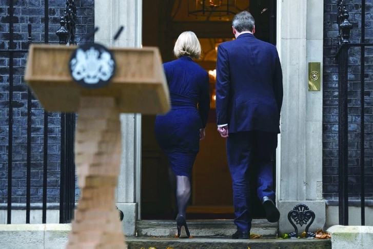 英國首相特拉斯 (左) 當地時間20日宣布辭職，成為英國歷史上最短命的首相。   圖 : 翻攝自視覺中國