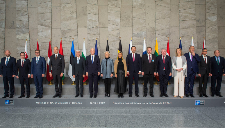 北大西洋公約組織(NATO)中的 14 個成員國與芬蘭國防部長在 13 日簽訂「歐洲天空之盾倡議(European Sky Shield Initiative)」意向書。 圖:翻攝自北約網頁 北大西洋公約組織(NATO)中的 14 個成員國與芬蘭國防部長在 13 日簽訂「歐洲天空之盾倡議(European Sky Shield Initiative)」意向書。 圖:翻攝自北約網頁