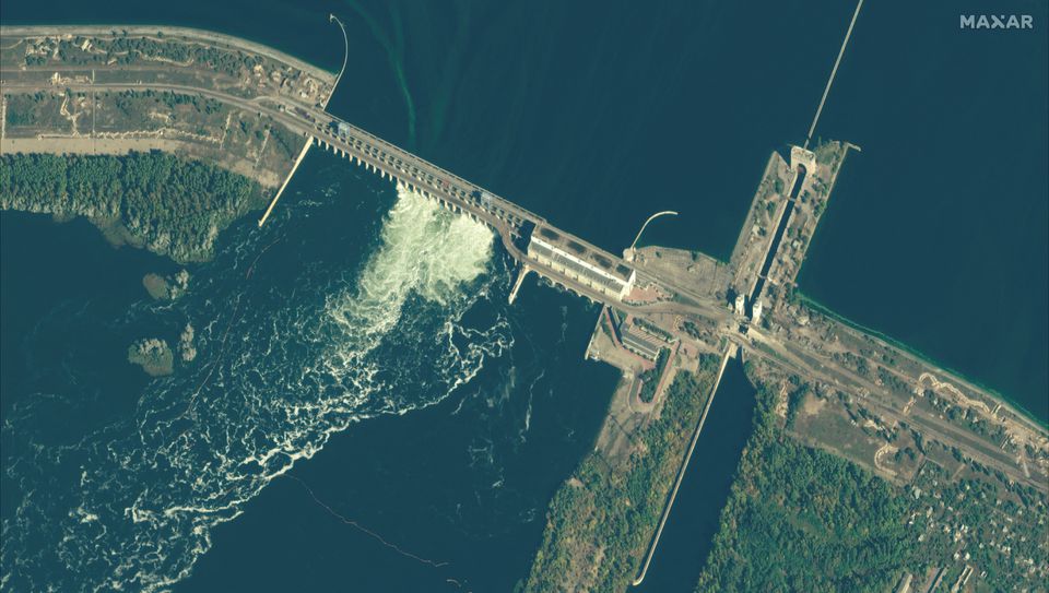 衛星圖像顯示，2022 年 10 月 18 日的卡霍夫卡（Kakhovka）水力發電廠大壩。   圖:翻攝自Maxar Technologies