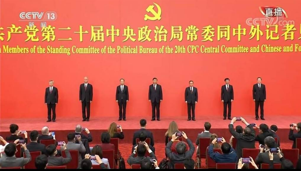 中共總書記習近平等7名政治局常委所組成的新一屆領導班子正式亮相。   圖:　摘自中國央視畫面