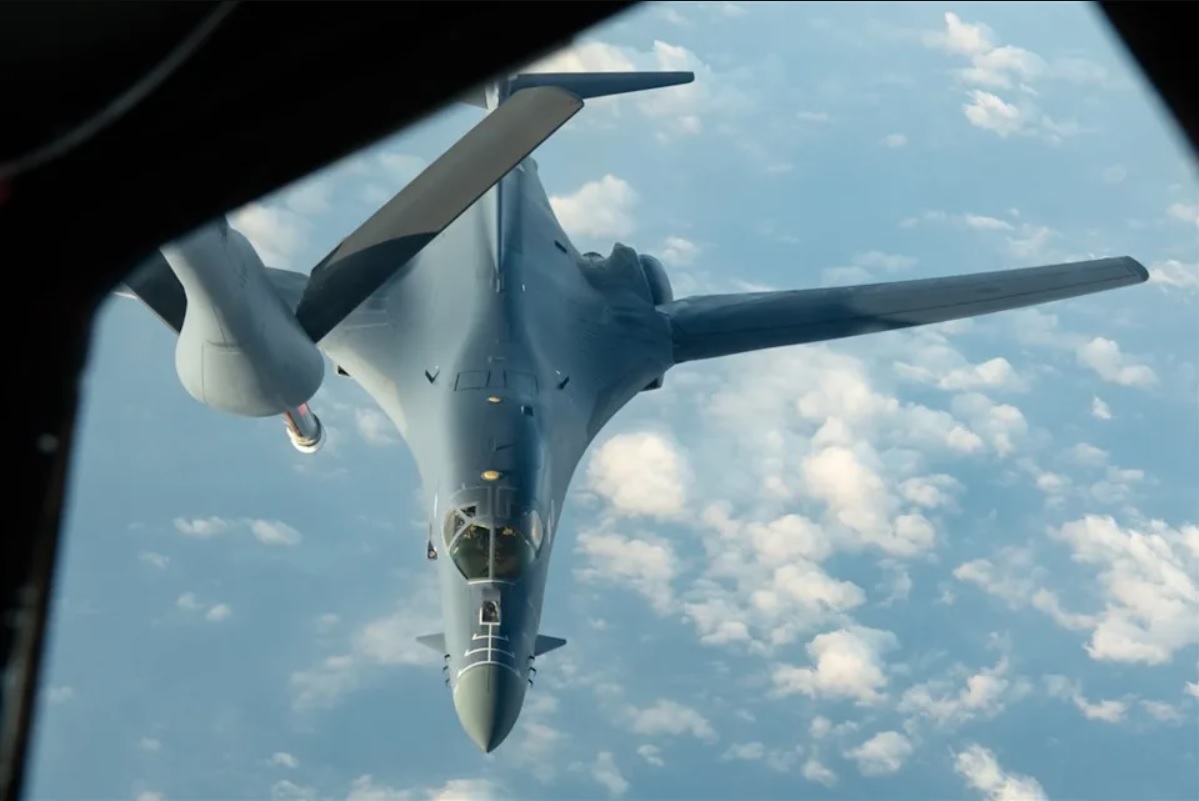  美軍B-1B「槍騎兵」(Lancer)重型長程戰略轟炸機執行關島部署的首次「轟炸機特遣支隊」任務，在菲律賓海南側安全廊道進行空中加油演練。 圖：翻攝@AircraftSpots推特(資料畫面) 