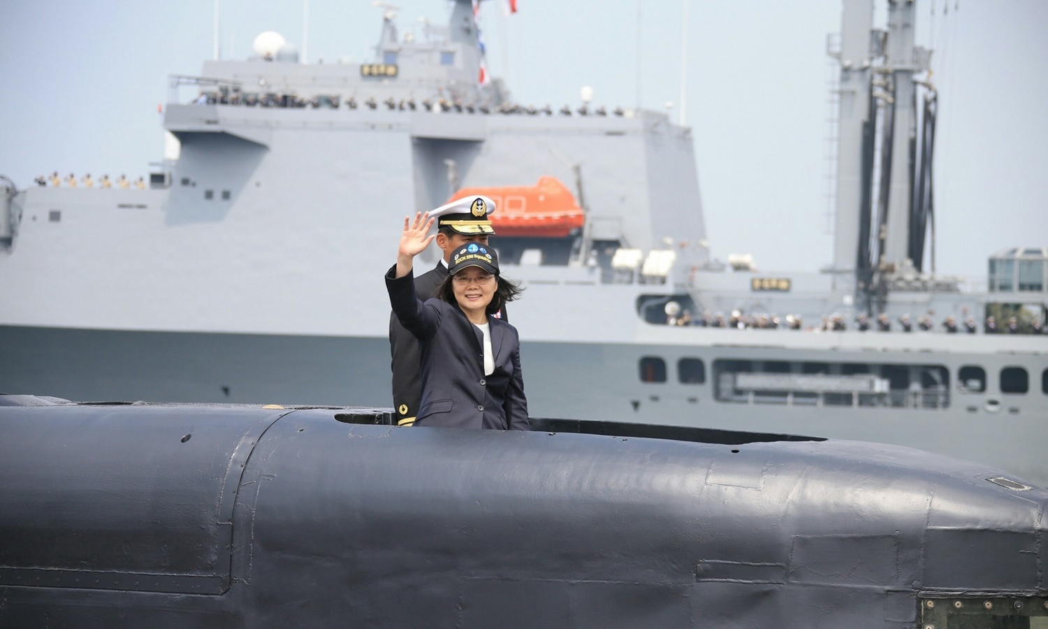 總統蔡英文21日登海虎軍艦照片。   圖：軍聞社提供