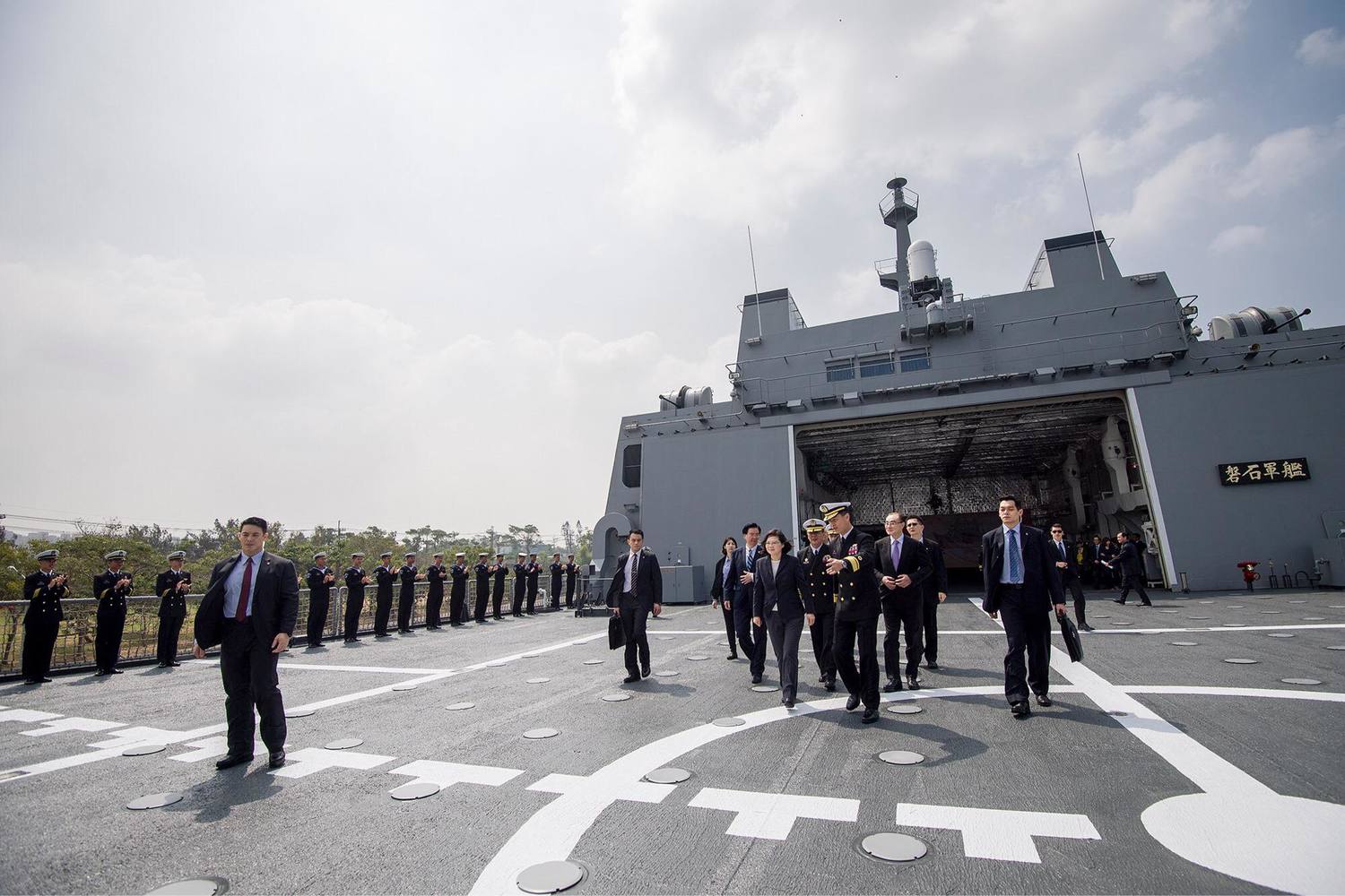 總統蔡英文21日登海虎軍艦照片。   圖:翻攝自蔡英文臉書