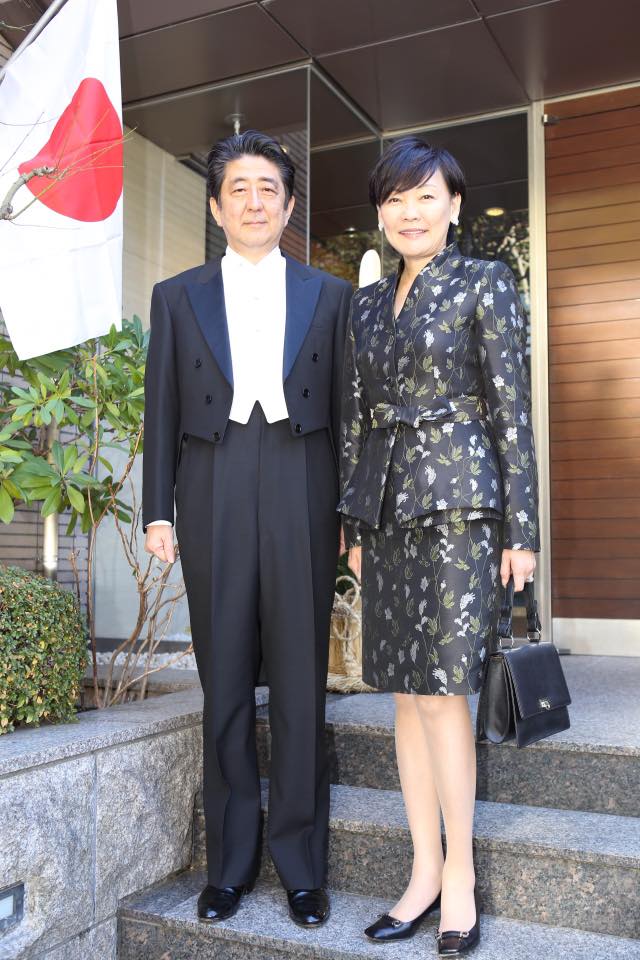 日本首相安倍晉三（左）欵似受到夫人安倍昭惠拖累，捲入右翼教育團體購地醜聞。   圖：翻攝安倍晉三臉書