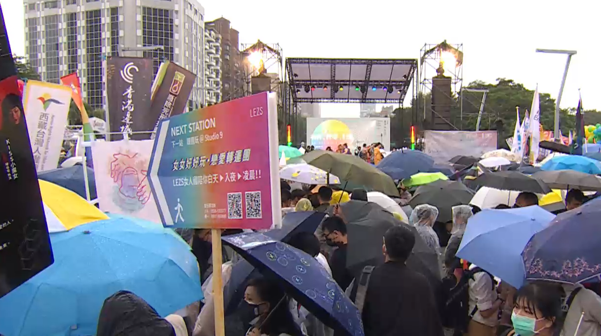即便台北下午時段正在下雨，同志大遊行參與民眾還是上看有 12 萬人。   圖: 擷取自臺灣同志遊行 Taiwan LGBT Pride﻿臉書 