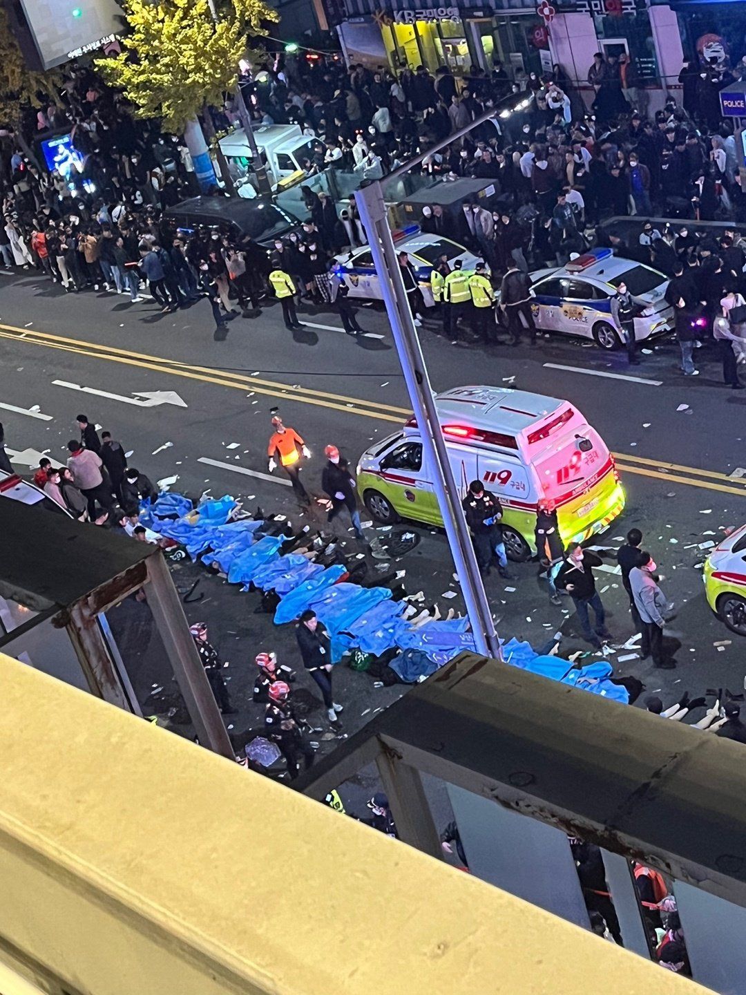 首爾梨泰院萬聖節派對發生嚴重踩踏事故，一名警官因為處理態度消極，遭當局免職。   圖：翻攝自推特(資料照)