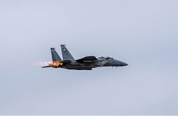 美軍先前派遣的 F-15 戰機目前已經抵達波蘭。 圖 : 翻攝自美國空軍 美軍先前派遣的 F-15 戰機目前已經抵達波蘭。 圖 : 翻攝自美國空軍