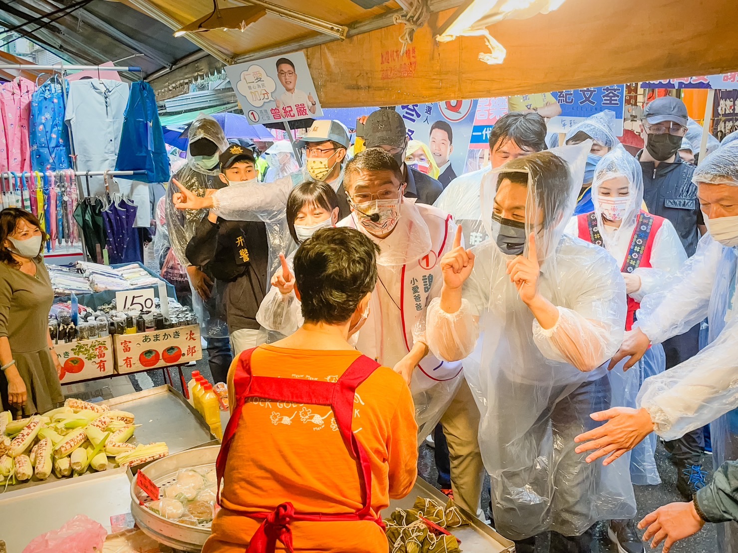 謝國樑找來蔣萬安共同掃街，卻發生掃街隊伍疑似擋住救護車動線的爭議。 圖：謝國樑競選辦公室/提供