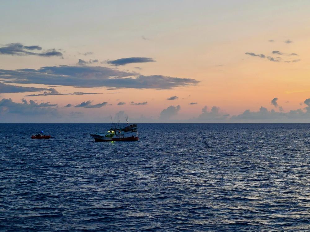 美國海岸警衛隊在南太平洋海域打擊中共漁船非法捕撈活動。   翻攝自United States Coast Guard