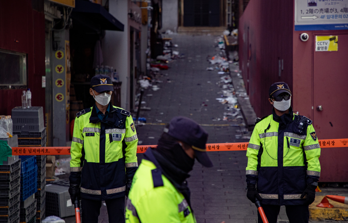 首爾警察封鎖梨泰院事發巷弄。   圖：翻攝自環球網