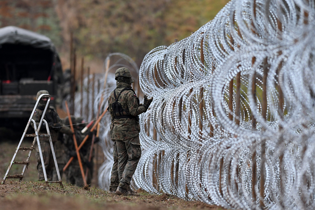 波蘭宣布在與俄羅斯加里寧格勒的邊境上修建由鐵絲網組成的臨時邊境屏障。 圖：翻攝陸網/視覺中國