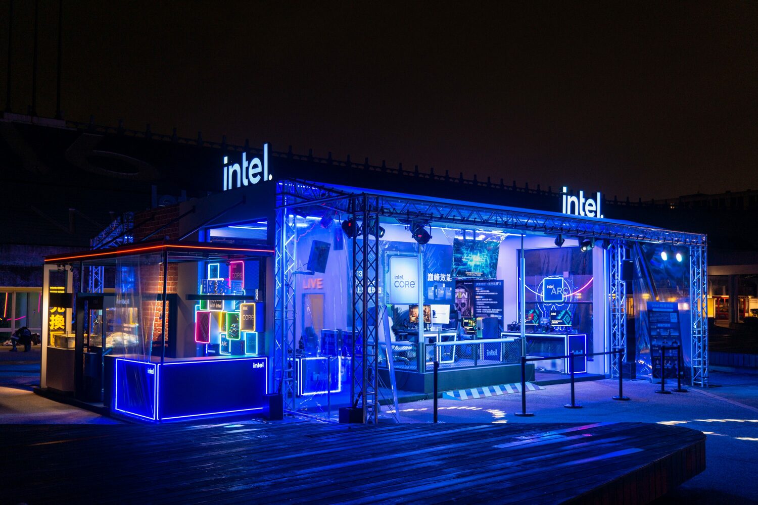 消費者可於Intel 攤位體驗搭載地表最快的桌上型處理器第13代 Intel Core i9-13900K 的電競桌機。 圖：主辦單位/提供