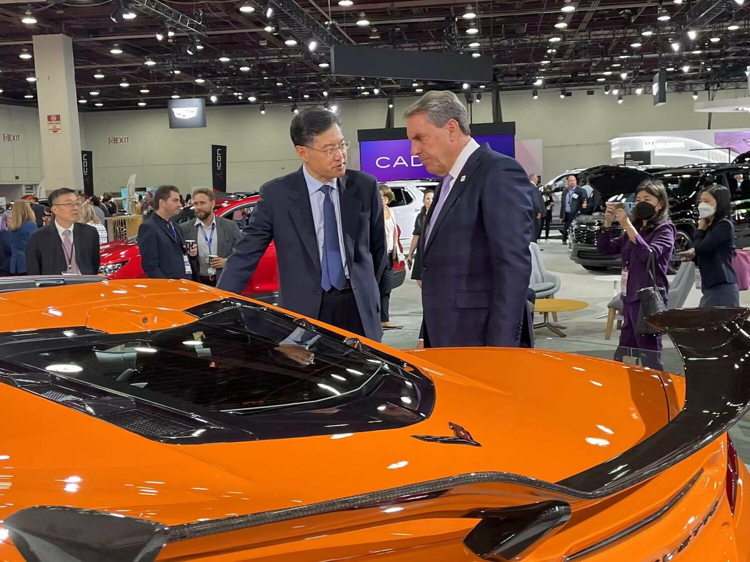 中國駐美大使秦剛參觀2022年底特律車展。 翻攝自秦剛推特(資料照) 中國駐美大使秦剛參觀2022年底特律車展。 翻攝自秦剛推特(資料照)