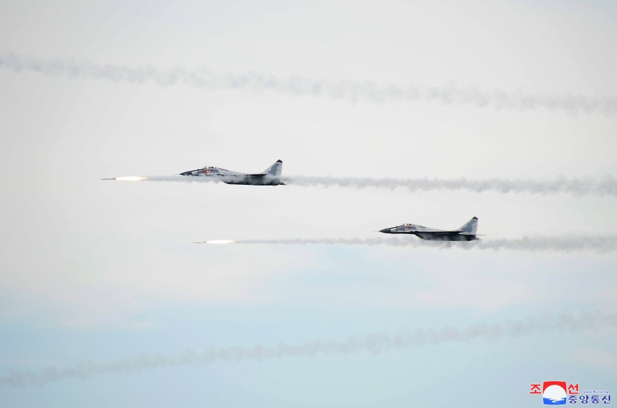 南韓聯合參謀本部稱4日偵獲約180條北韓軍機航跡。圖為10月8日北韓150多架戰鬥機進行大規模空中攻擊綜合演習。   圖：翻攝朝中社(資料照片)