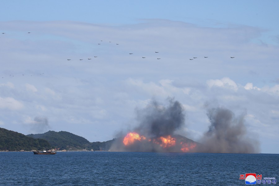 南韓聯合參謀本部稱4日偵獲約180條北韓軍機航跡。圖為10月8日北韓150多架戰鬥機進行大規模空中攻擊綜合演習。   圖：翻攝朝中社(資料照片)