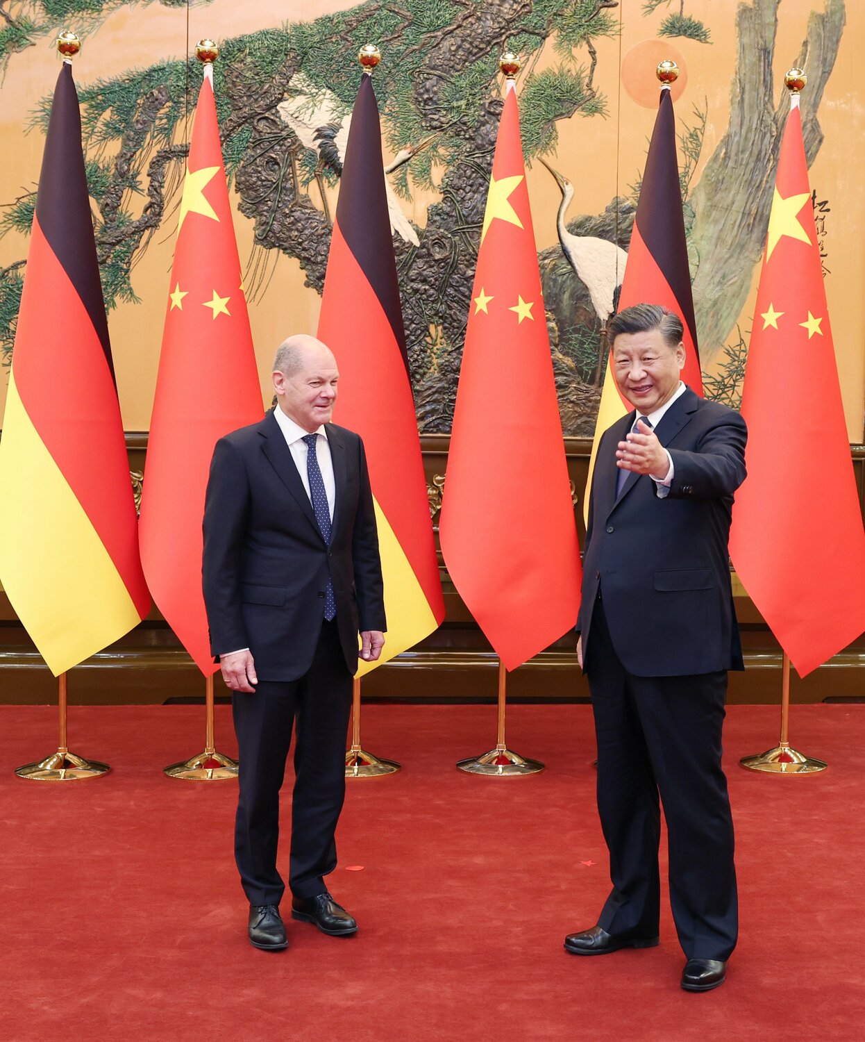 德國總理蕭茲（Olaf Scholz）(左) 4日抵達北京，會面中國國家主席習近平。   圖：翻攝自華春瑩推特（資料照）