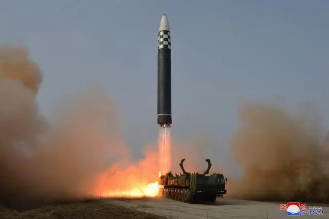 北韓發射洲際彈道導彈。   圖：翻攝朝中社(資料照片)