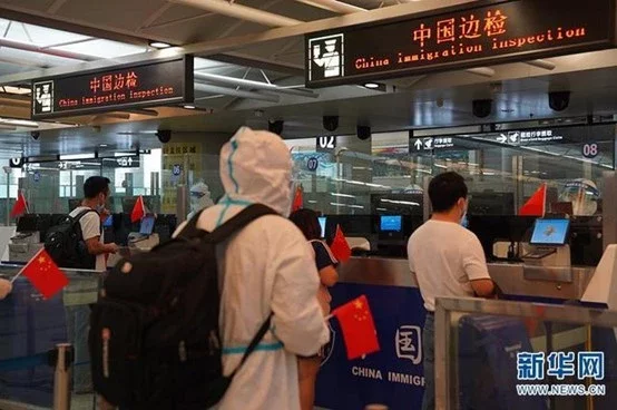 中國政府鬆綁防疫控管後，「移民」反成為網路熱搜詞。   圖:新華網
