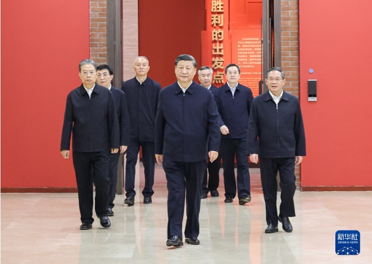 10月27日，中共中央總書記、國家主席、中央軍委主席習近平帶領中共中央政治局常委李強、趙樂際、王滬寧、蔡奇、丁薛祥、李希，瞻仰延安革命紀念地。   圖:翻攝自新華社