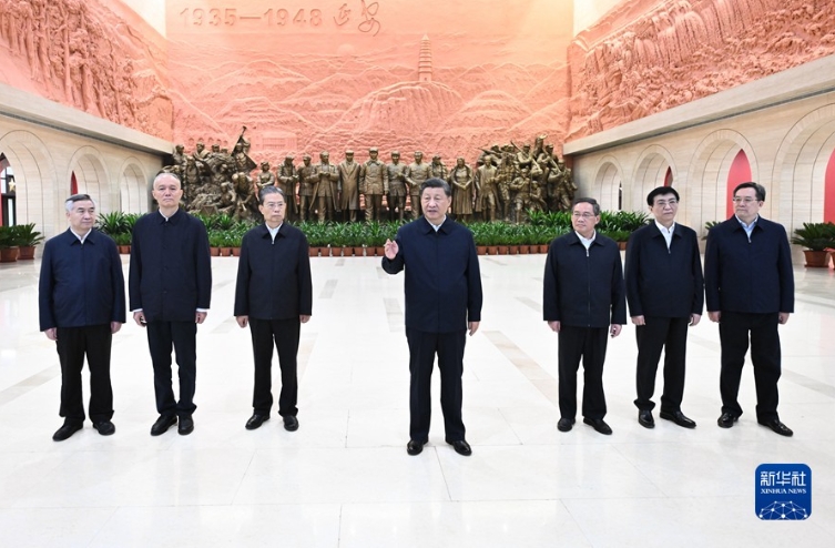 10月27日，中共中央總書記、國家主席、中央軍委主席習近平帶領中共中央政治局常委李強、趙樂際、王滬寧、蔡奇、丁薛祥、李希，瞻仰延安革命紀念地。   圖:翻攝自新華社