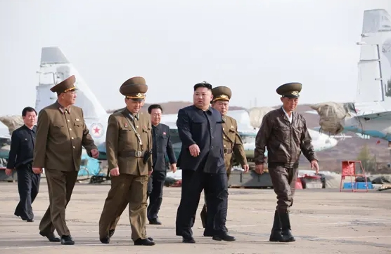 金正恩與將領於2019年視察北韓空軍，背後為Su-25攻擊機。(資料照片)   圖 : 翻攝自勞動新聞