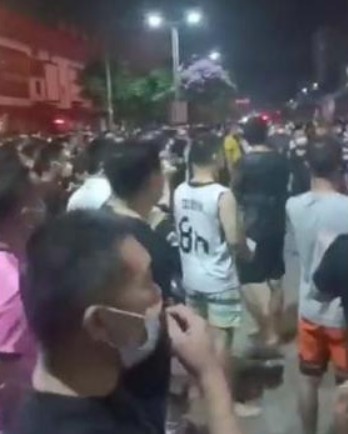 網傳廣西北海市全城沖卡抗議,迫使當局連夜全面解封。 圖:翻攝自維博 網傳廣西北海市全城沖卡抗議,迫使當局連夜全面解封。 圖:翻攝自維博