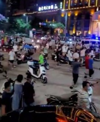 網傳廣西北海市全城沖卡抗議,迫使當局連夜全面解封。 圖:翻攝自維博 網傳廣西北海市全城沖卡抗議,迫使當局連夜全面解封。 圖:翻攝自維博