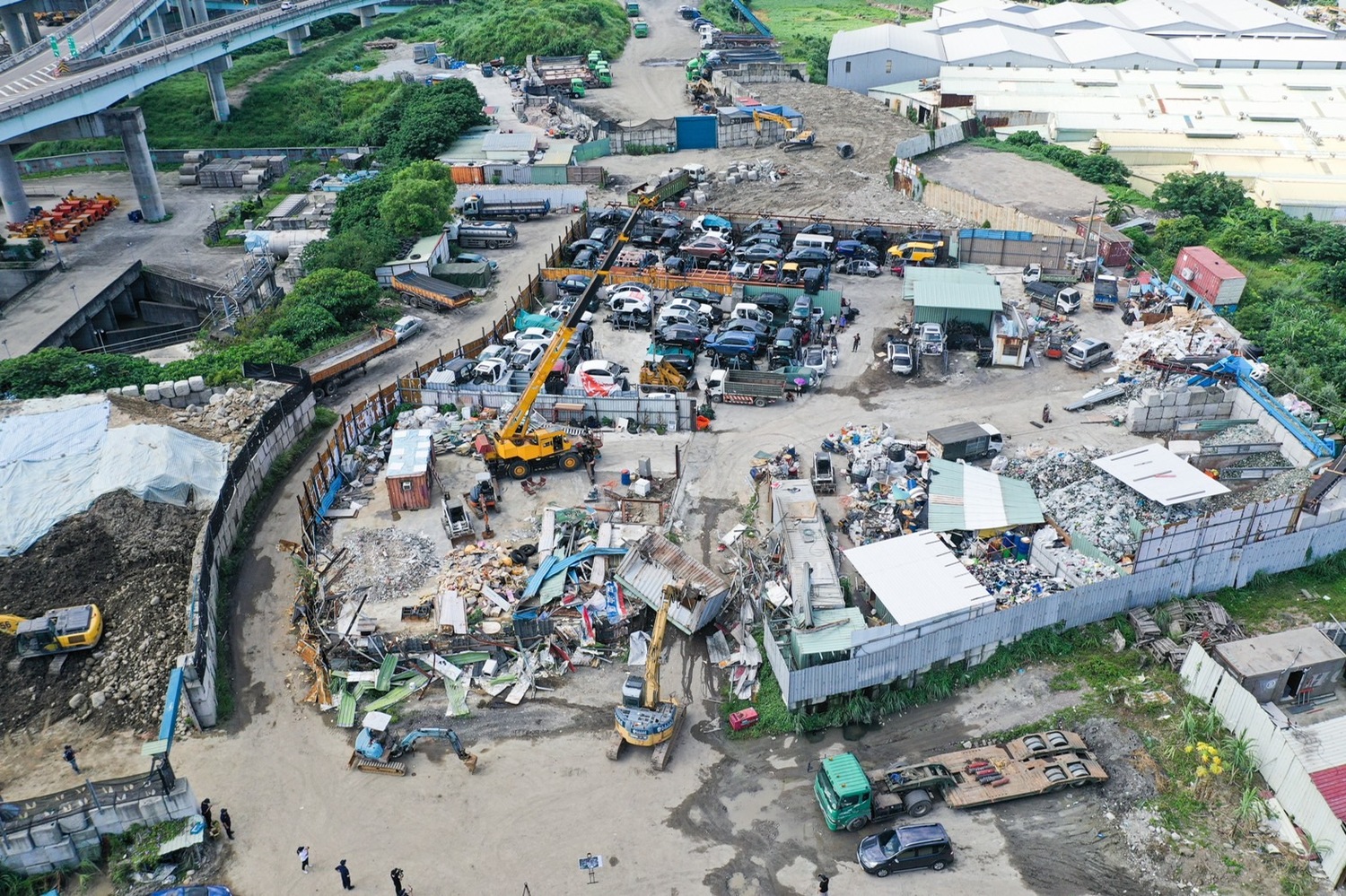 五股垃圾山舊貌。 圖：新北市政府新聞局／提供 五股垃圾山整治成為夏綠地，有綠地、有公園。 圖：新北市政府新聞局／提供五股垃圾山整治成為夏綠地，有綠地、有公園。 圖：新北市政府新聞局／提供