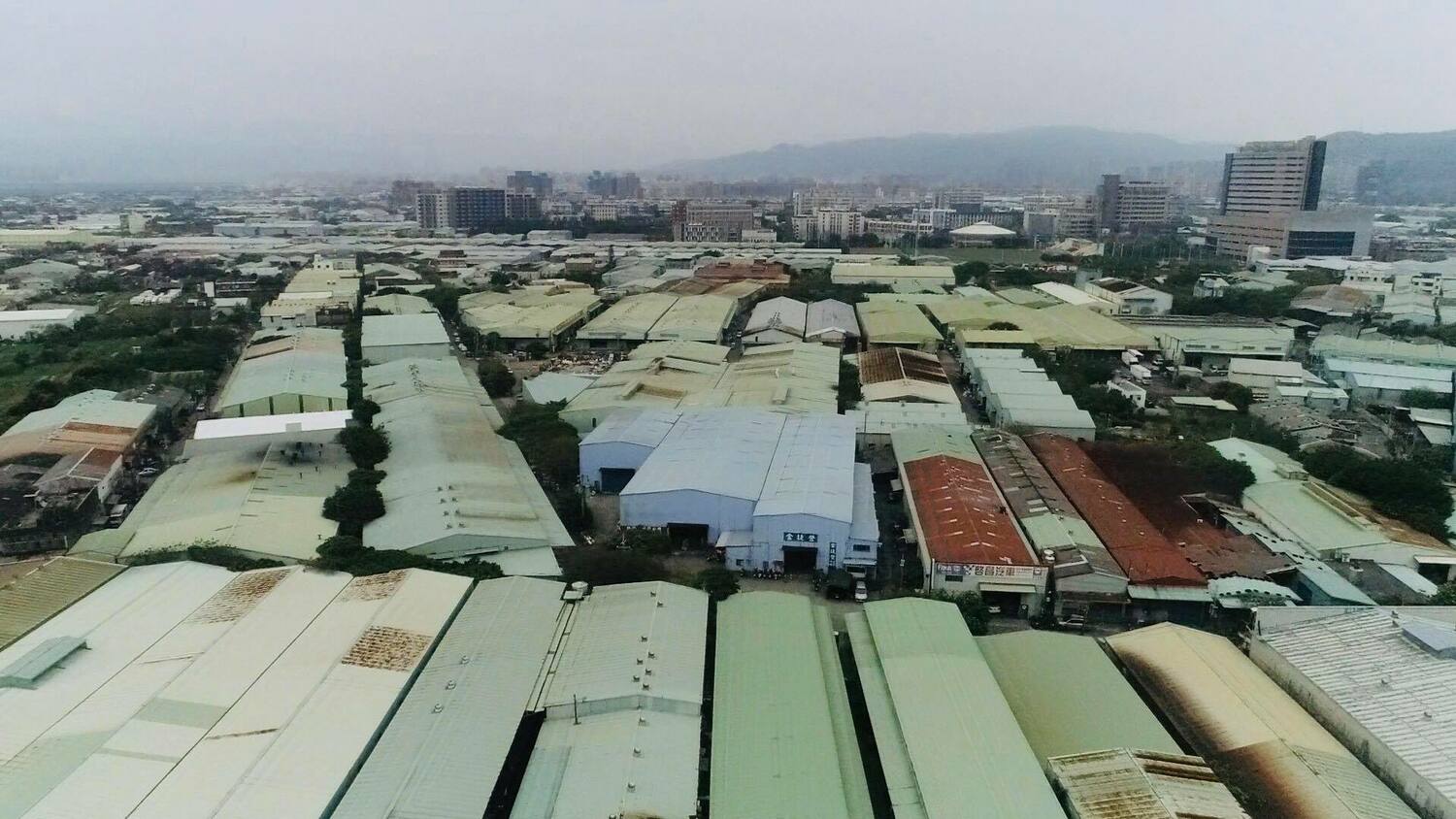 過去的重劃區幾乎都被鐵皮屋佔滿。 圖：新北市政府新聞局／提供 新泰塭仔圳等市政沉苛，從都市計畫主動出擊。 圖：新北市城鄉局提供 新泰塭仔圳等市政沉苛，從都市計畫主動出擊。 圖：新北市城鄉局提供 