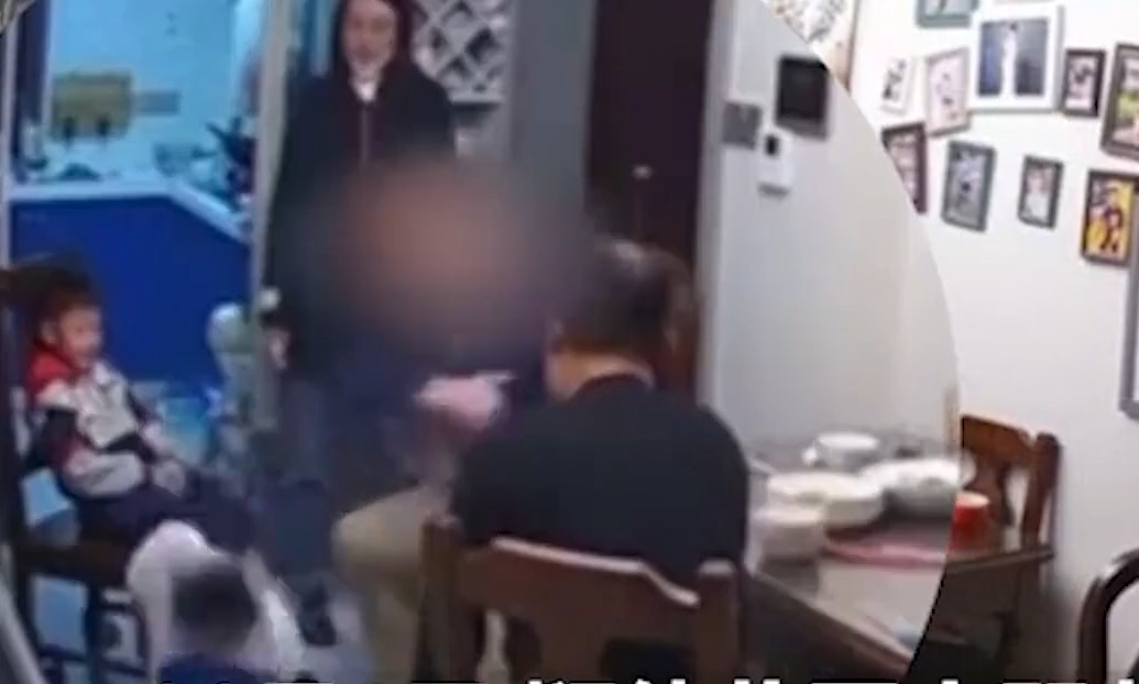 江蘇省南京一名男子因自家孩童被同學打傷,上門理論時憤而掌摑對方幼童。 圖:翻攝自中國網資訊 江蘇省南京一名男子因自家孩童被同學打傷,上門理論時憤而掌摑對方幼童。 圖:翻攝自中國網資訊