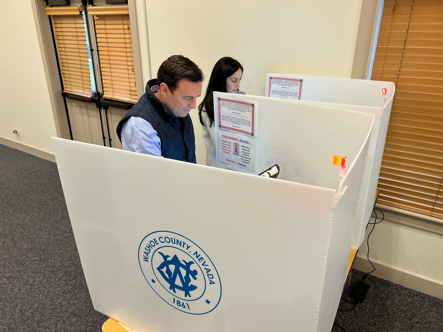 內華達州參議員選舉,共和黨候選人、該州前檢察總長亞當·拉克索爾特 (Adam Laxalt)投票。 圖:翻攝自Adam Laxal推特 內華達州參議員選舉,共和黨候選人、該州前檢察總長亞當·拉克索爾特 (Adam Laxalt)投票。 圖:翻攝自Adam Laxal推特