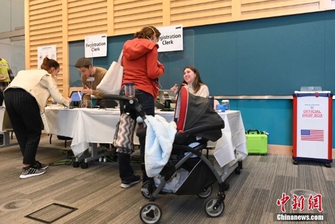 美國期中選舉,選民到投票所投票。 圖 : 翻攝自中新網 美國期中選舉,選民到投票所投票。 圖 : 翻攝自中新網