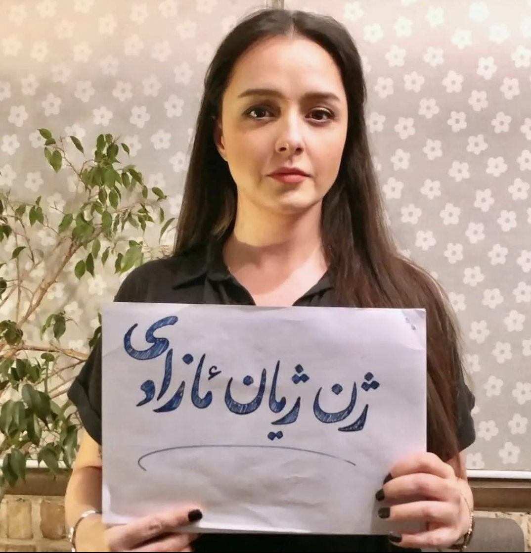伊朗影后塔蘭妮阿莉多絲蒂（Taraneh Alidoosti）聲援「頭巾革命」，手持以庫德語寫著「女性、生命、自由」標語。   圖：翻攝自塔蘭妮阿莉多絲蒂IG（資料照）